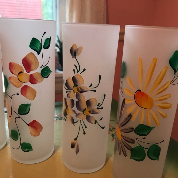 Vintage Mid Century Set of 7 Frosted Handpainted Floral Tumbler Glasses. - Picture 3 of 5